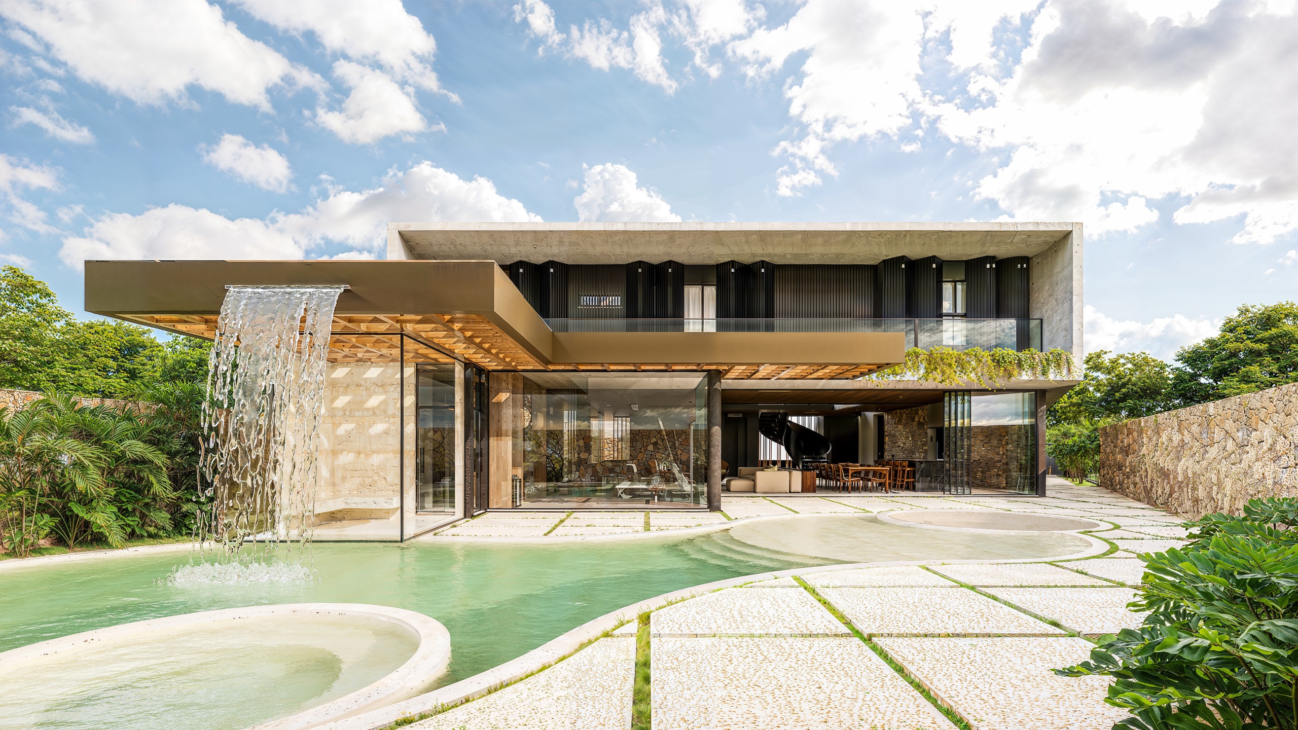 Piscina com cascata e área de lazer