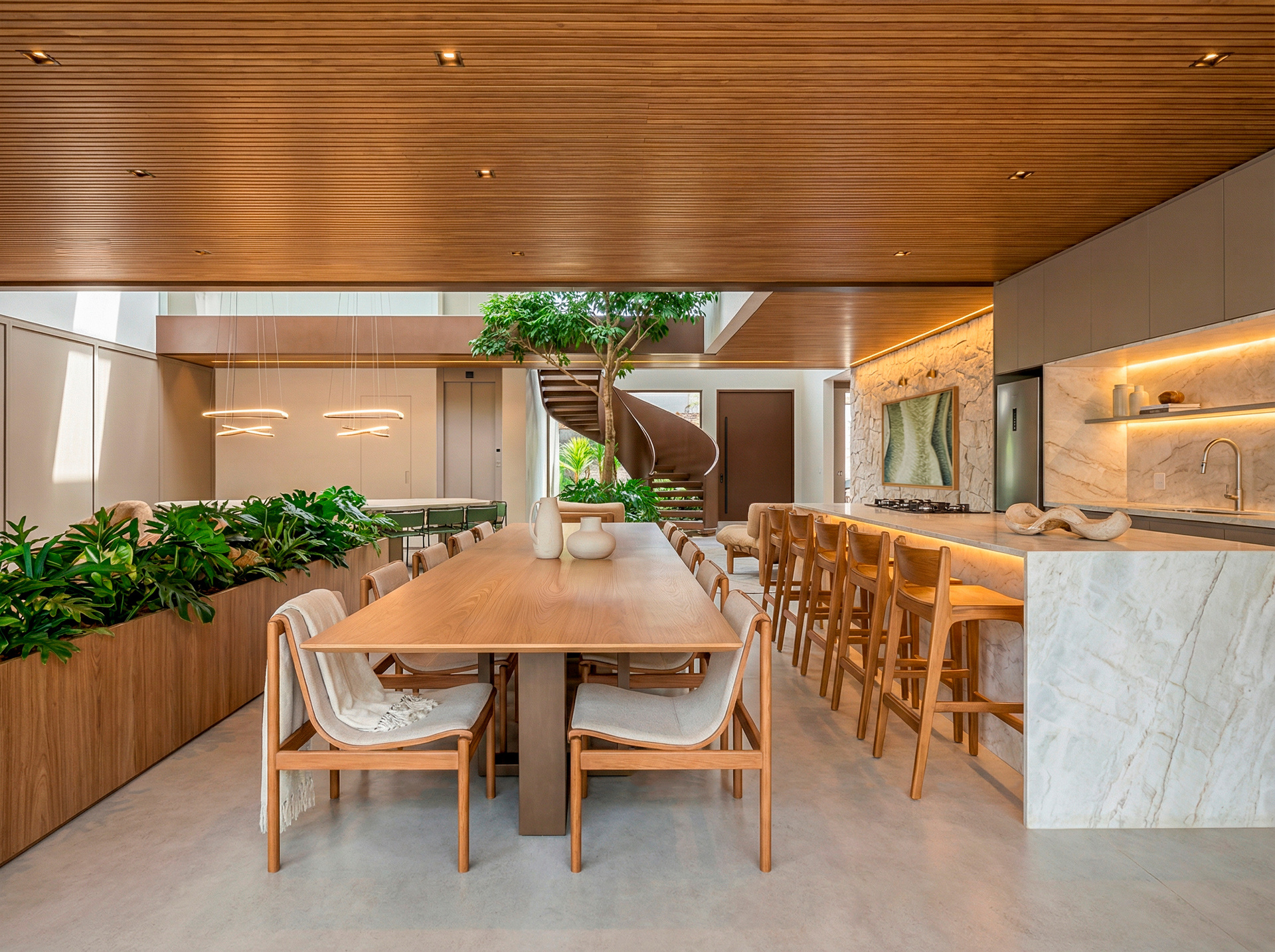 Sala de jantar integrada ao jardim
